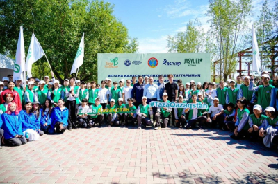 Молодёжь Астаны высаживает и поливает деревья в рамках «Таза Қазақстан»