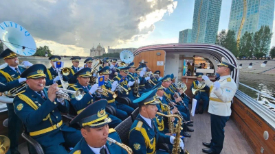 Концерт на воде: «Әскери керней» удивил жителей Астаны новым форматом