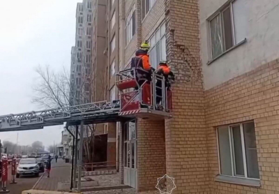 Нависающие кирпичи напугали жильцов дома в Астане