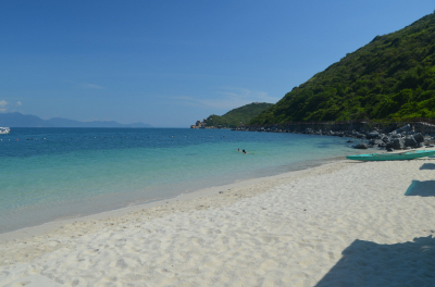 Россияне продолжили купаться на пляжах Шри-Ланки, несмотря на мазут в воде