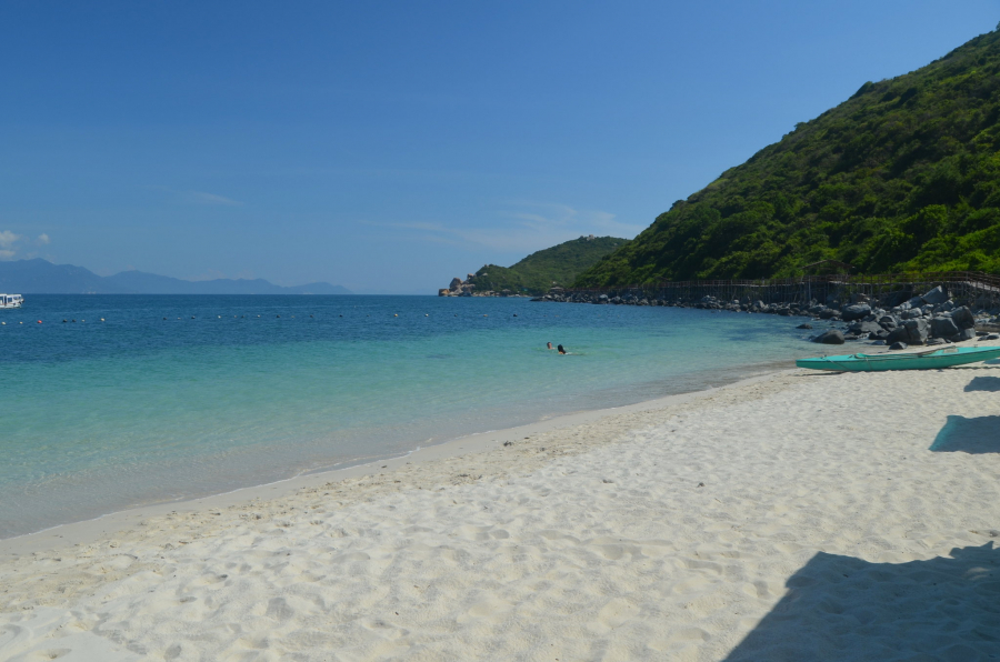Россияне продолжили купаться на пляжах Шри-Ланки, несмотря на мазут в воде