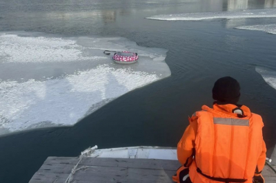Ребенок провалился под лед на реке Обь