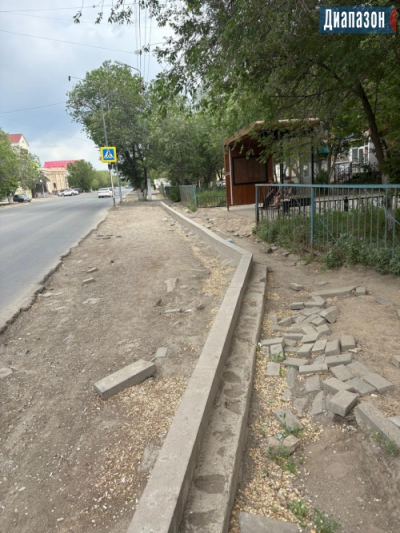 Народный репортер. Из-за мусора и песка к автобусу не пройдешь