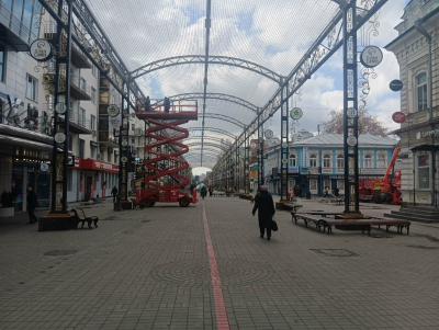 В Екатеринбурге пригнали технику для сноса медиаэкрана: жителей зовут на последнее шоу