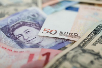 EUR/USD стабилен, но давление на доллар растет