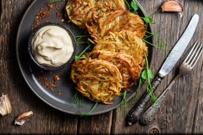 Шинкую капусту &mdash; и кушать подано: нежные драники-лепешки на завтрак, вкусно и бюджетно