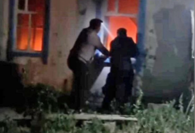 Военнослужащий спас женщину из горящего дома в Семее