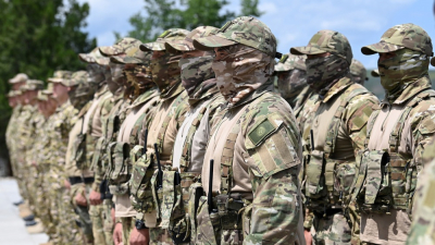 ГКНБ КР задержал троих своих сотрудников за системные поборы с бизнеса