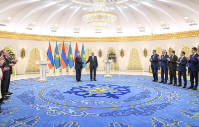 Высшая награда Казахстана вручена Пашиняну