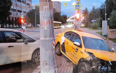 Самокатчик выскочил на красный, таксист улетел на тротуар и пробил дыру в асфальте &mdash; виноватым остался водитель