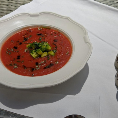 Рецепты на лето: Клубничный суп с мороженым, гаспачо из вяленых томатов и фреш-салат