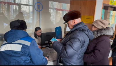 Пенсионеры Кокшетау получают карты для бесплатного проезда на городских автобусах