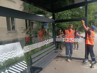 В Екатеринбурге массово монтируют новые остановки: &laquo;Глубже и длиннее&raquo;