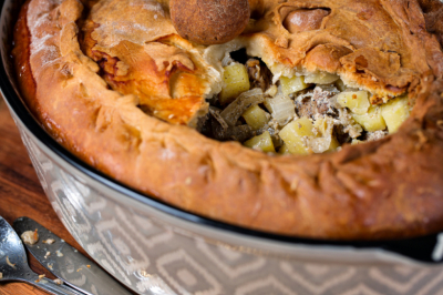 Мясной татарский пирог &mdash; легко заменит обед: в начинке говядина, картошка и лук &mdash; по-домашнему вкусно