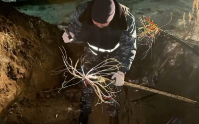 Экскаваторщик повредил кабель и оставил сотни людей без воды