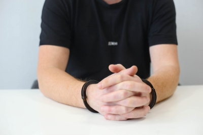 Тату с &laquo;Черным солнцем&raquo; и руна Одал: полиция Екатеринбурга арестовала троих посетителей бара